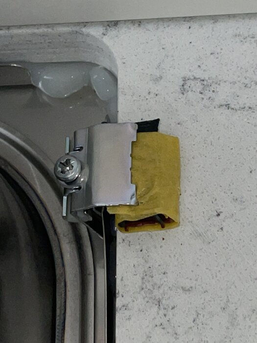 Fäste av diskho med hemmagjort mellanlägg, monterat med skruv på bänkskiva.