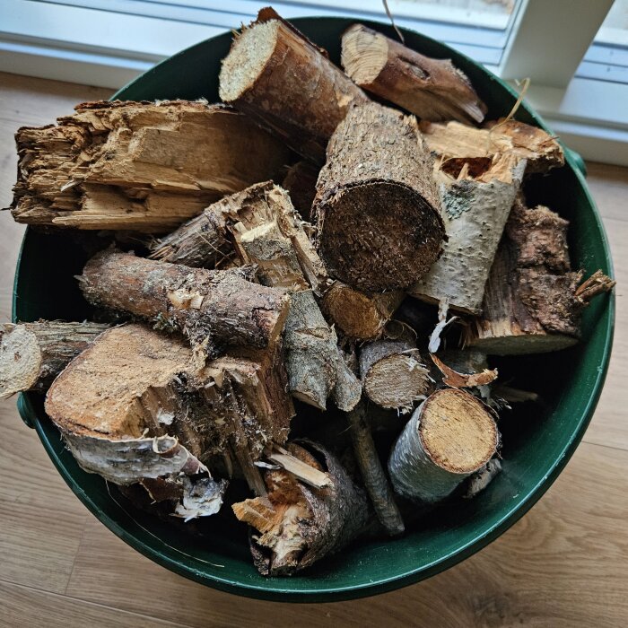 En hink med vedskräp och en halv mjölkkartong, redo för snabb tändning.