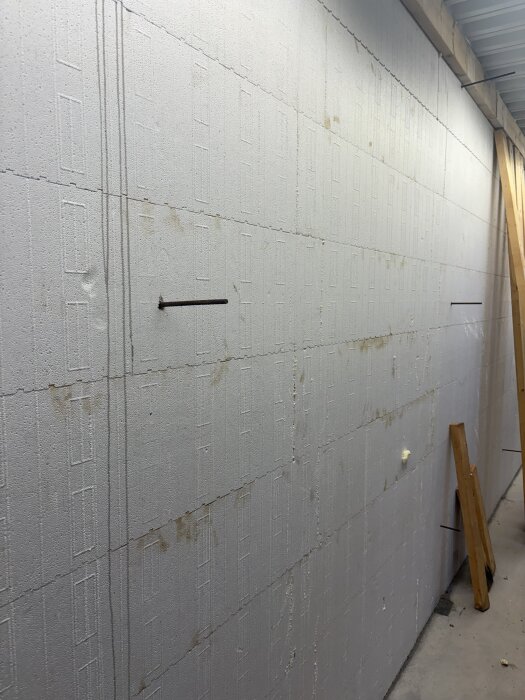 Källarvägg i Thermomur med utstickande armeringsjärn; frågeställning om kapning utan att skada frigoliten.