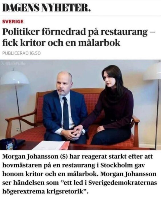 Tidningsurklipp om politiker som fått kritor och målarbok på restaurang. Två personer sitter på en soffa och håller varandra i handen. Text beskriver händelsen.