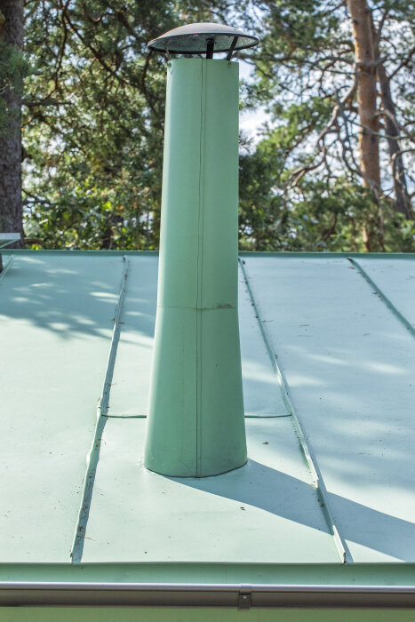 Grönt tak med klädd skorsten, utfört arbete anklagas vara undermåligt enligt forumtråd om byggprojekt.