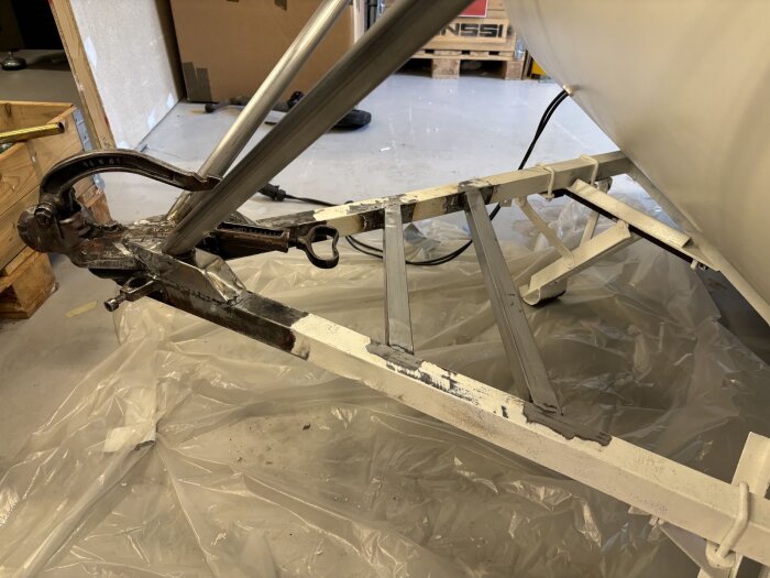 Metallram i ett garage, del av ett byggprojekt.