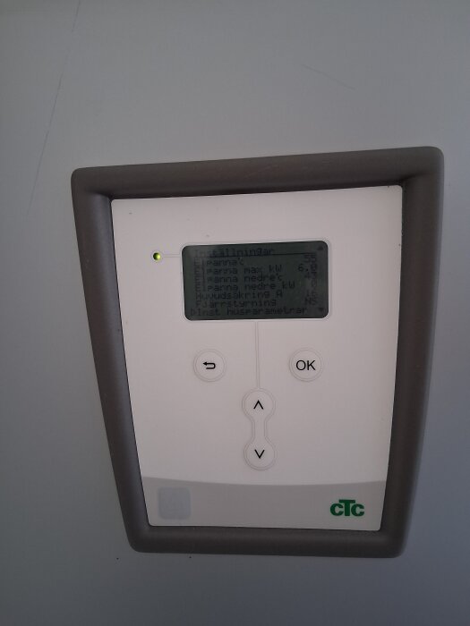 Kontrollpanel för en CTC-panna med knappar och digital display som visar inställningar för elpanna och andra parametrar.