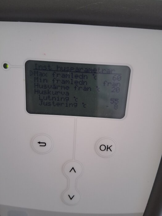 Display på panna med inställningar för max och min framledningstemperatur. Visar värden, knappar för navigering och OK.