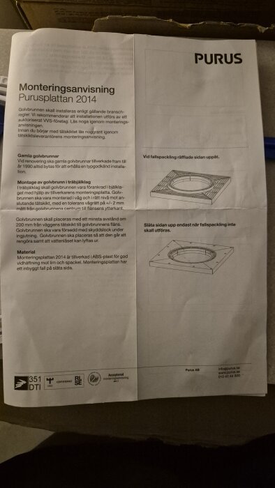 Installationsmanual för Purusplattan 2014, beskriver placering och material av golvbrunnar. Innehåller ritningar och instruktionstext.