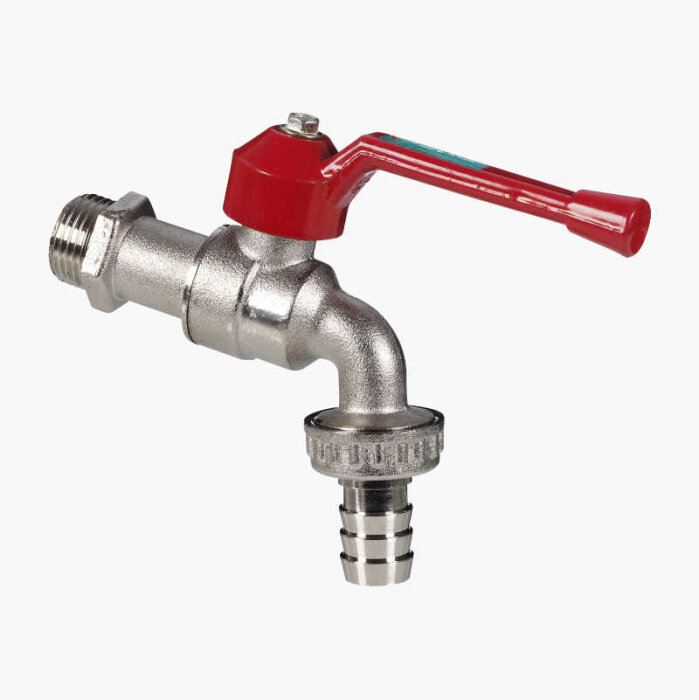 Metallisk vattenkran med röd manöverspak och anslutning för trädgårdsslang.