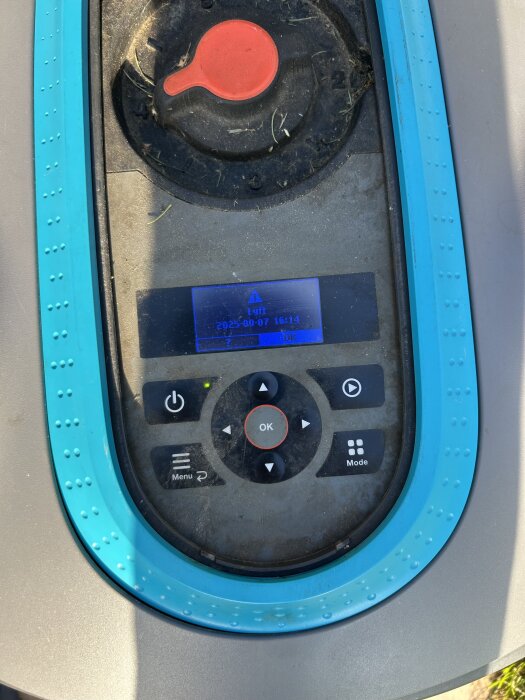 Närbild på kontrollpanelen av en Gardena Sileno, med ett felmeddelande som säger "Lyft". Panelen visar knappar som OK, menyalternativ och ström.