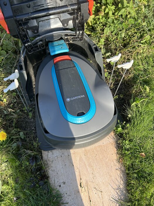 Gardena Sileno City 500 robotgräsklippare med öppen lucka, placerad på gräs.