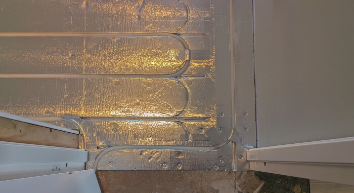 Golvvärmesystem från LK med installerade rör i EPS-skivor belagda med aluminium för värmespridning, sett från ovan.