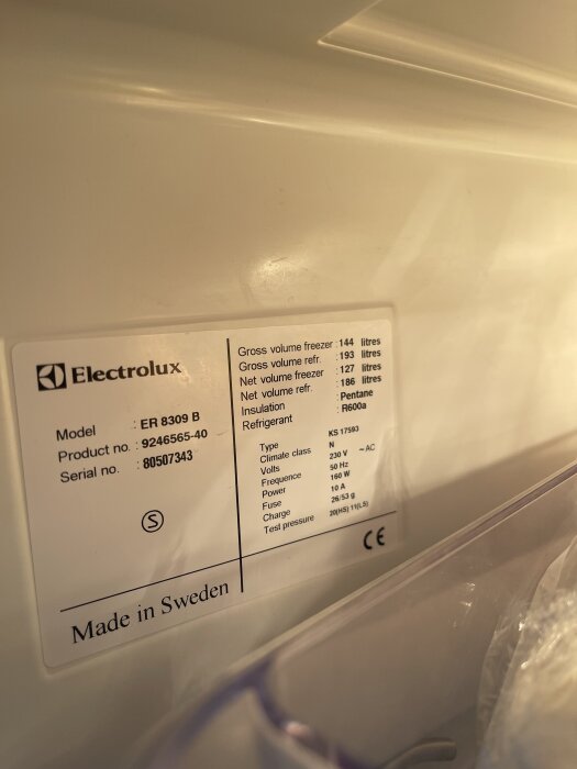 Etikett på gammal Electrolux kyl/frys, modell ER 8309 B, med produktinformation och tillverkningsland Sverige synlig.