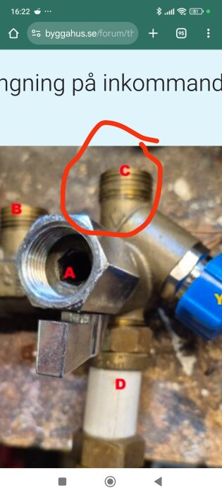 VVS-anslutningar med märkta portnummer och en riktningspil markerad med röd cirkel.