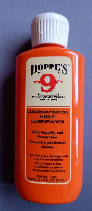 Orange flaska med smörjolja från Hoppe's 9, för gevär och fiskerullar.