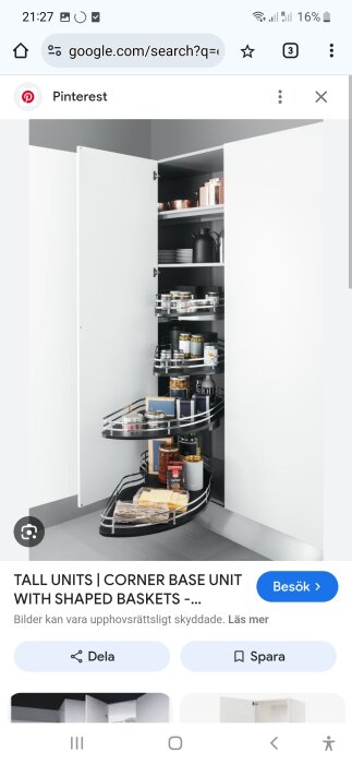 Inbyggt skåp med utdragbara svänghyllor för förvaring av burkar och köksföremål, visat öppet med två våningar.