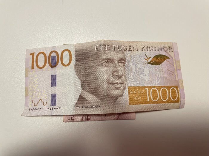 Svensk tusen-kronorssedel med bild på Dag Hammarskjöld, från Sveriges Riksbank.