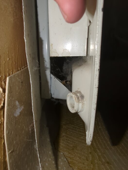 Radiator med en öppning under luftningsventilen där en plugg saknas, potentiellt en plats för att tömma vatten.