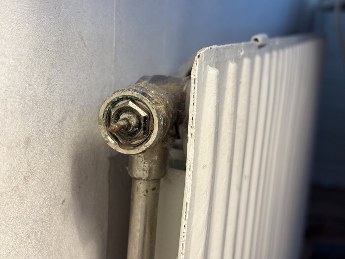 AGA-ventil på radiator, som är inuti och 15 mm i storlek, med tecken på dropp och behov av utbyte.