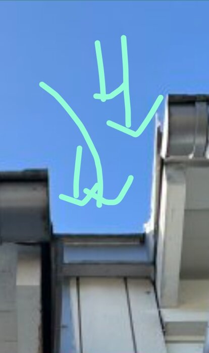 Takfotsdetalj med pilar ritade ovanför, pekar på möjlig rutt för regnvatten.