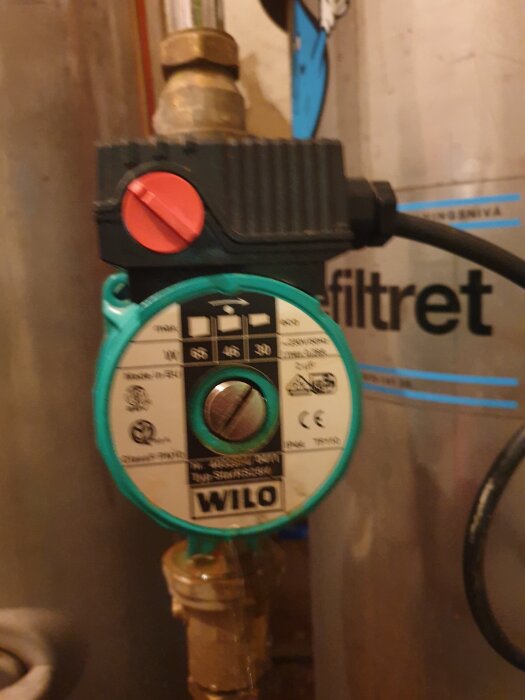 Cirkulationspump Wilo StarRS 25/4 monterad på vattenfilter.