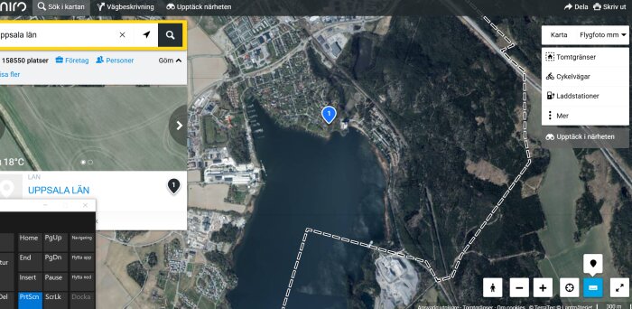 Satellitbild över en del av Uppsala län med markerade gränser och olika navigeringsikoner på en kartapplikation.