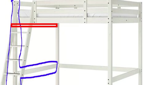 Våningssäng fastsatt på väggregel med blått och rött markerade linjer visar konstruktionen.