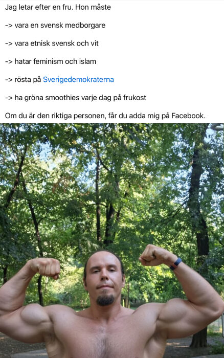 Man utan tröja visar upp sina muskler i en park.