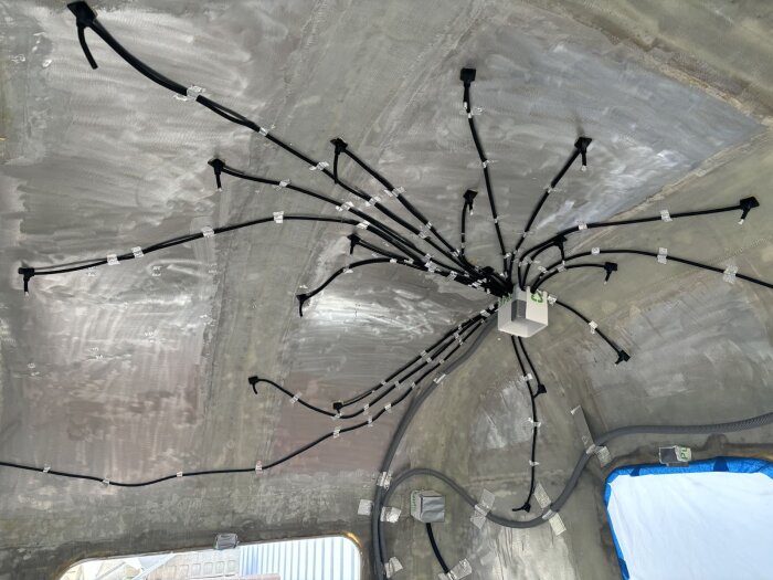 Takstruktur med elslangar och kopplingscentral i en konstruktion, del av förberedelserna för bastubyggnad.