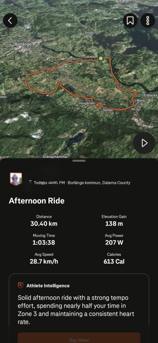 Karta av en cykelrutt nära Borlänge med detaljer som distans, tid, höjdskillnad och fart i en appöversikt.