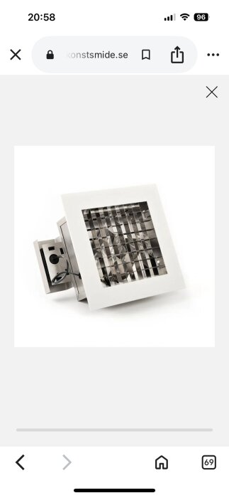 Infälld belysningsarmatur i vitt från Gnosjö, konstsmide, med metallchassi och anslutningskabel, saknar jordkabelanslutning.