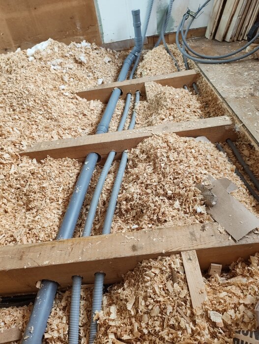 Bjälkar m avlopp och el.jpg