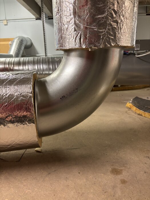 90-graders böj av isolerad ventilationskanal med lamell.