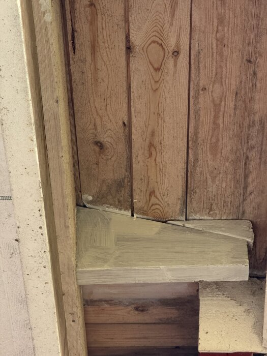 Kilformad träkil under yttertak i ett hus från 1971, som planat ut takets lutning för att påverka avrinningen av vatten.