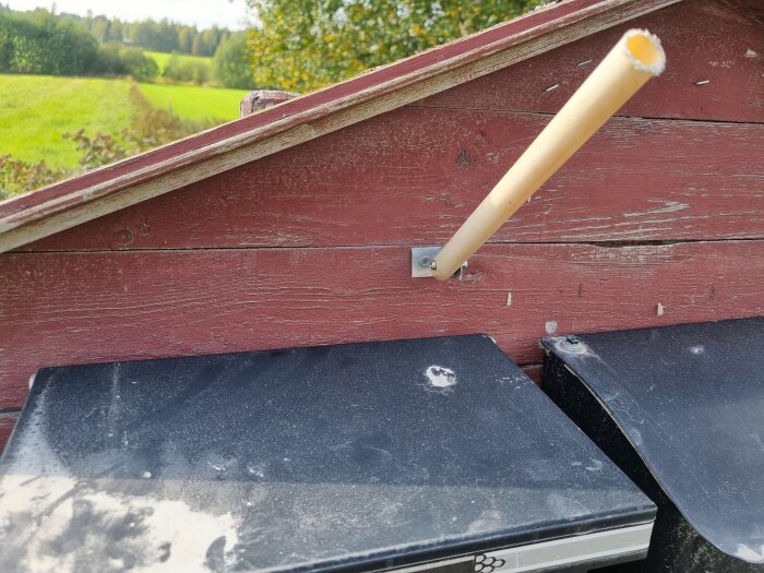 Ett hemmagjort postindikatorsystem med ett VP-rör på en röd träplatta ovanpå svart postlåda.