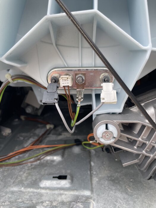 Närbild av en maskin med synliga sladdar och kontakter, insida visas efter att ha använts kompressor för rengöring.