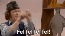 Person som gestikulerar med texten "Fel fel fel fel!" på bilden.