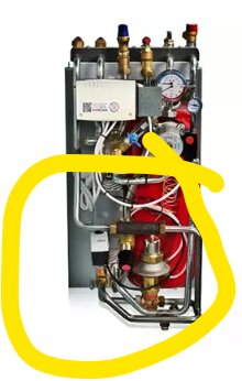 Värmeväxlare i fjärrvärmesystem med ventiler och mätare, gul markering runt ventilområdet.