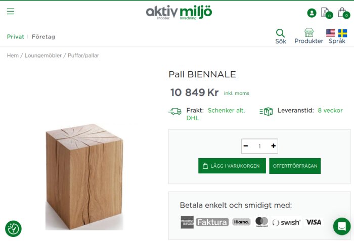 Träkubformad pall från serien Pall BIENNALE med synliga träådringar, tillgänglig för köp online med 8 veckors leveranstid.