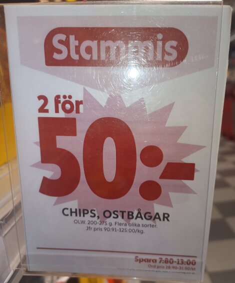 Kampanjskylt från ICA med erbjudande: 2 påsar chips eller ostbågar för 50 kr.