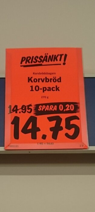 Prisskylt för 10-pack korvbröd med prissänkning från 14,95 till 14,75 kronor, du sparar 0,20 kronor.