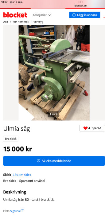 En grön Ulmia bordssåg från 80-talet i bra skick, placerad på en träpall i ett verkstadsutrymme.