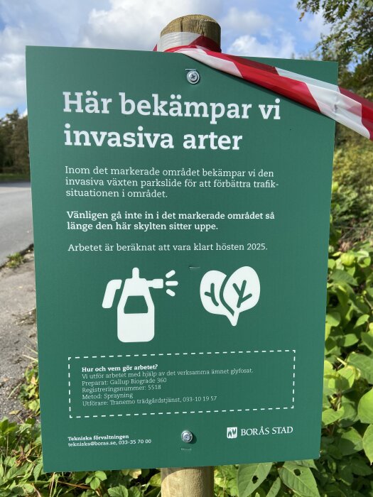 Skylt från Borås stad om bekämpning av invasiva arter med glyfosat, betonar förbättring av trafikmiljö och varnar för att inte beträda det markerade området.