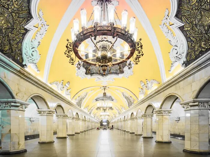 Dekorerad tunnelbanestation med vackra valv, ornament och ljuskronor.