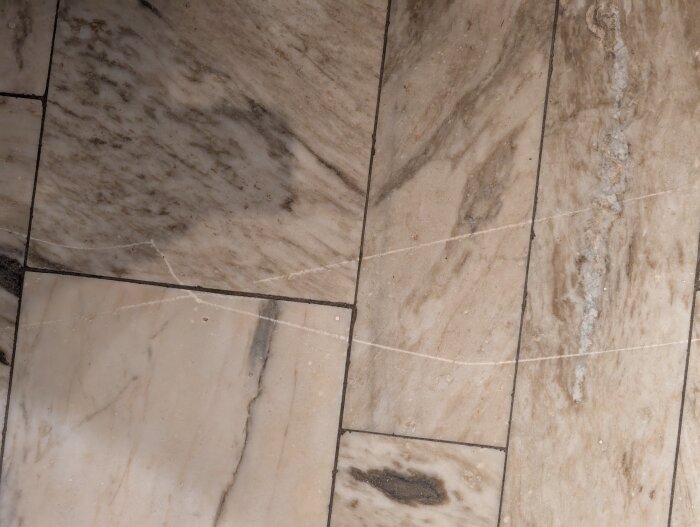 Repor på marmorgolv efter tung bardisk har flyttats, frågas hur man kan åtgärda ytliga repor utan diamantslip.