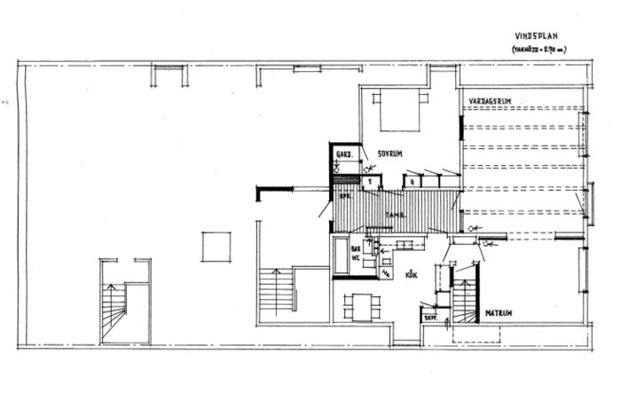 Ritning från 1949 av en lägenhet högst upp i ett trähus från 1929, med helsvarta väggar, runda ringar med pilar, och streckade linjer i vardagsrummet.