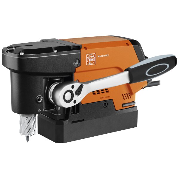 Magnetborrmaskin med orange och svart design och vevhandtag.