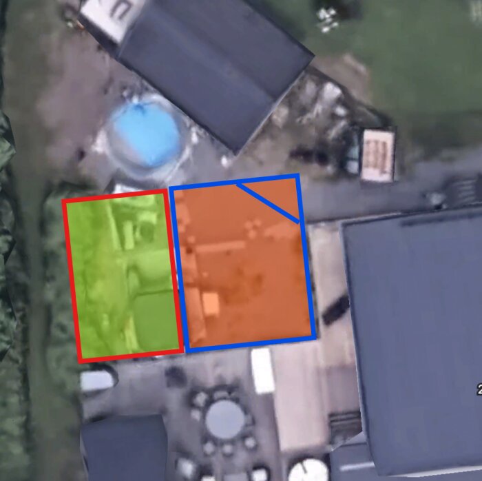 Satellitbild som visar en tomt där en rektangel är markerad i rött för uterummet och en i blått för uteplatsen, med en avskuren trekant.