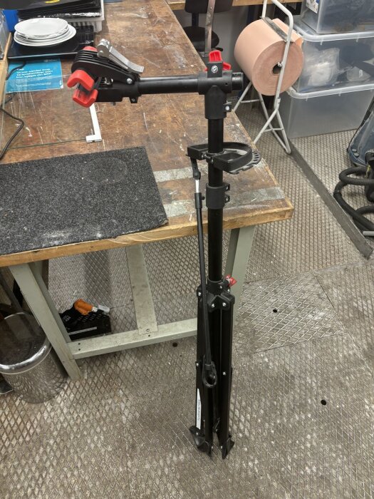 Cykelmekställ i ett verkstadsutrymme, används för att testa limning av korkar i tak.