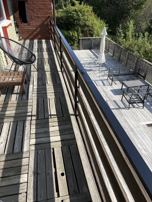 Balkong med nyligen renoverat räcke, målade med hammerite smooth, trädeck och utsikt över en grönskande trädgård.