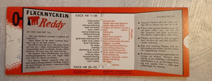 Fläckborttagningsguide med metoder för olika fläcktyper såsom trikloretylen och bensen; instruktioner och försiktighetsåtgärder inkluderade.
