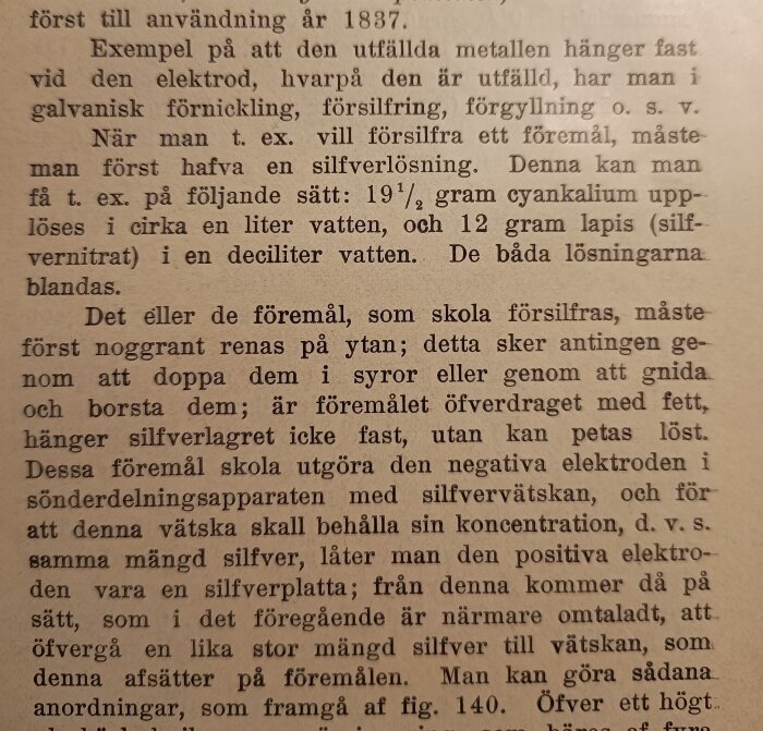 Svartvit textsida från gammal bok om kemiska processer för försilvring, med ingredienser som cyankalium och lapis.