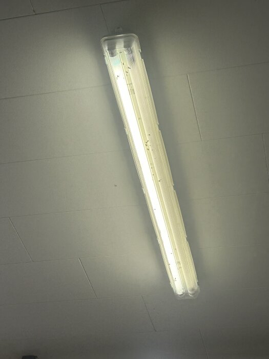 Takkapslad lysarmatur monterad i taket, belysning i garage.